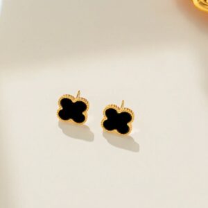 Black Clover Set – Halskette, Armband & Ohrringe