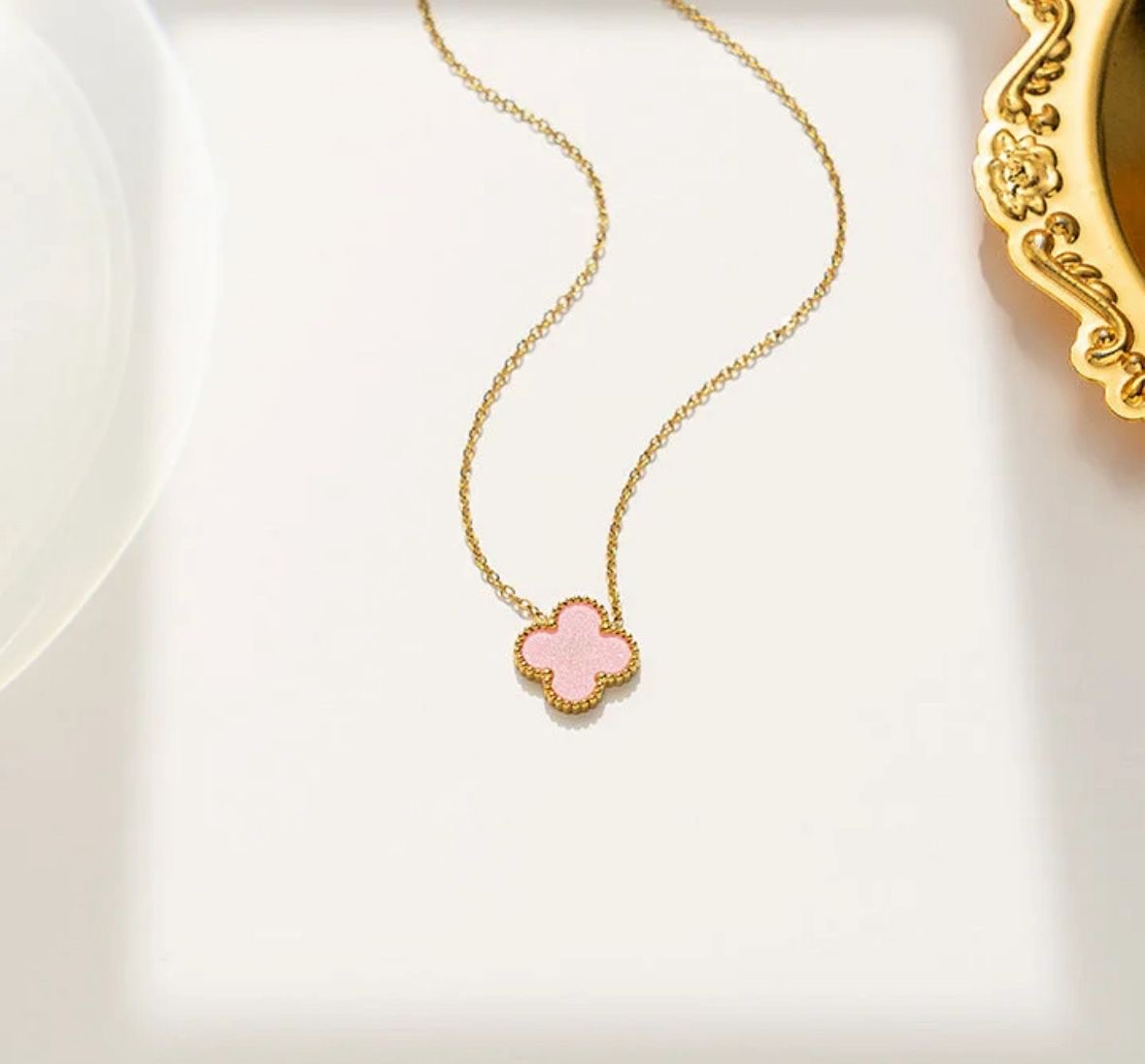 Set „Golden Clover“ – Halskette & Ohrringe in Goldoptik mit Perlmutt-Effekt – Bild 5