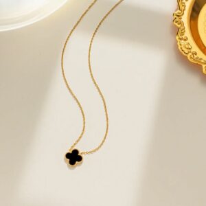 Black Clover Set – Halskette, Armband & Ohrringe